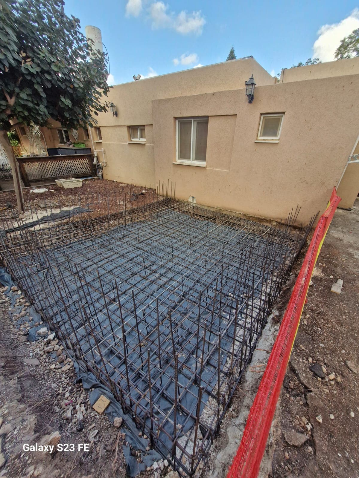 יסודות וזיון פלדה כפול לפני יציקה לתוספת ממ״ד צמוד לבית פרטי. התחדשות בינוי ויזמות