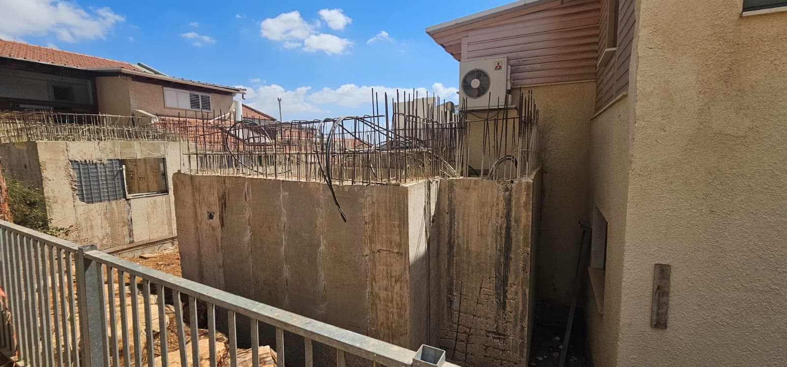 קירות בטון מזוין יצוקים לתוספת ממ״ד צמוד עם זיון לתקרה בולט. פרויקט של התחדשות בינוי ויזמות